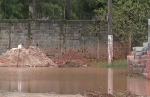 chuva-intensa-faz-rio-transbordar-e-derruba-arvores-em-atibaia-sp