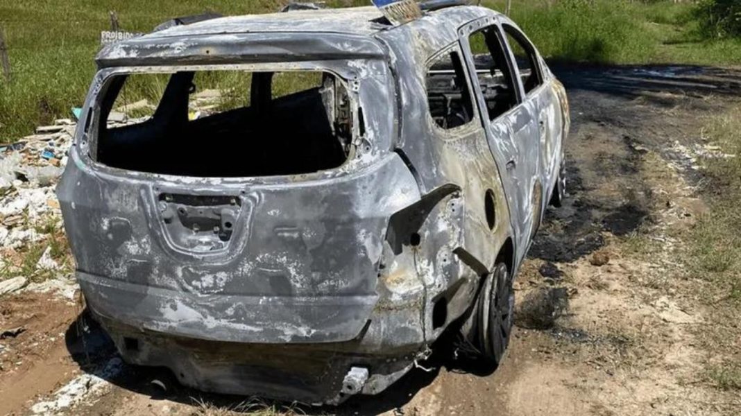 Motorista de aplicativo é feita refém e tem carro incendiado em São José dos Campos