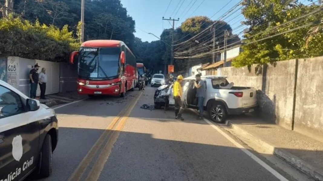 Acidente entre Carro e Ônibus Deixa um Ferido em São Sebastião