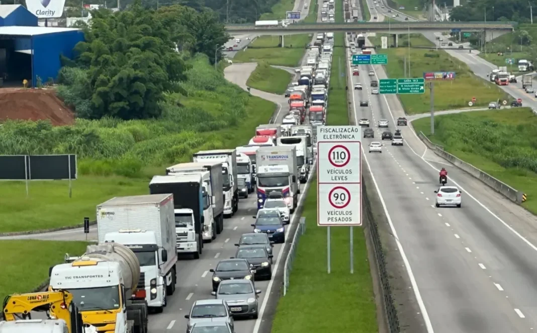 acidente-causa-11-km-de-congestionamento-em-sao-jose-dos-campos