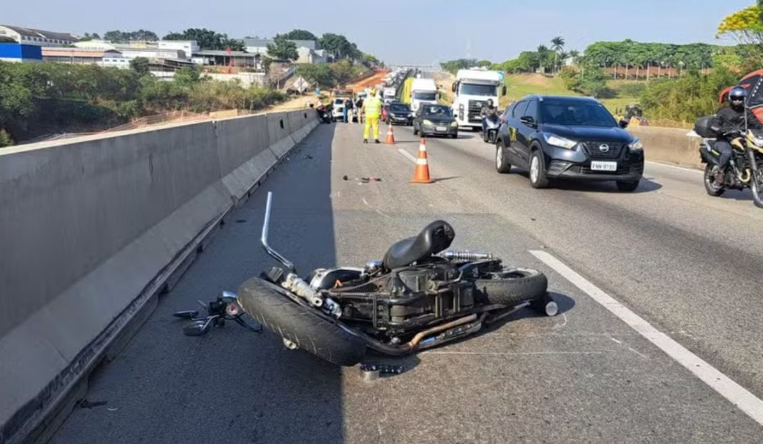 acidente-entre-caminhao-e-motos-deixa-uma-vitima-fatal-na-dutra