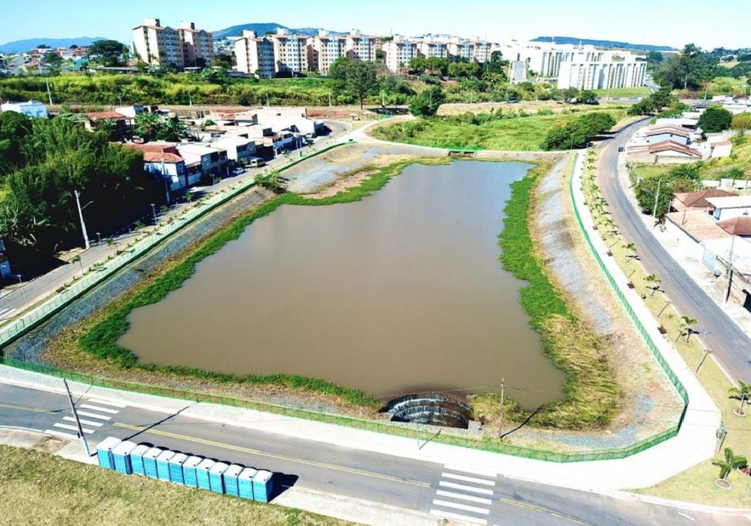 braganca-paulista-prefeitura-e-sabesp-nao-identificam-vazamento-no-lago-da-hipica-jaguari