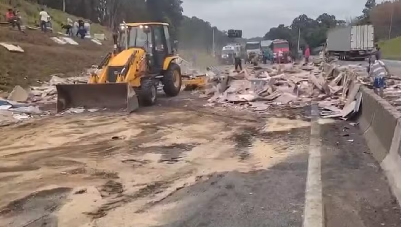 caminhao-derruba-carga-na-pista-e-gera-congestionamento-na-via-dutra-em-cachoeira-paulista