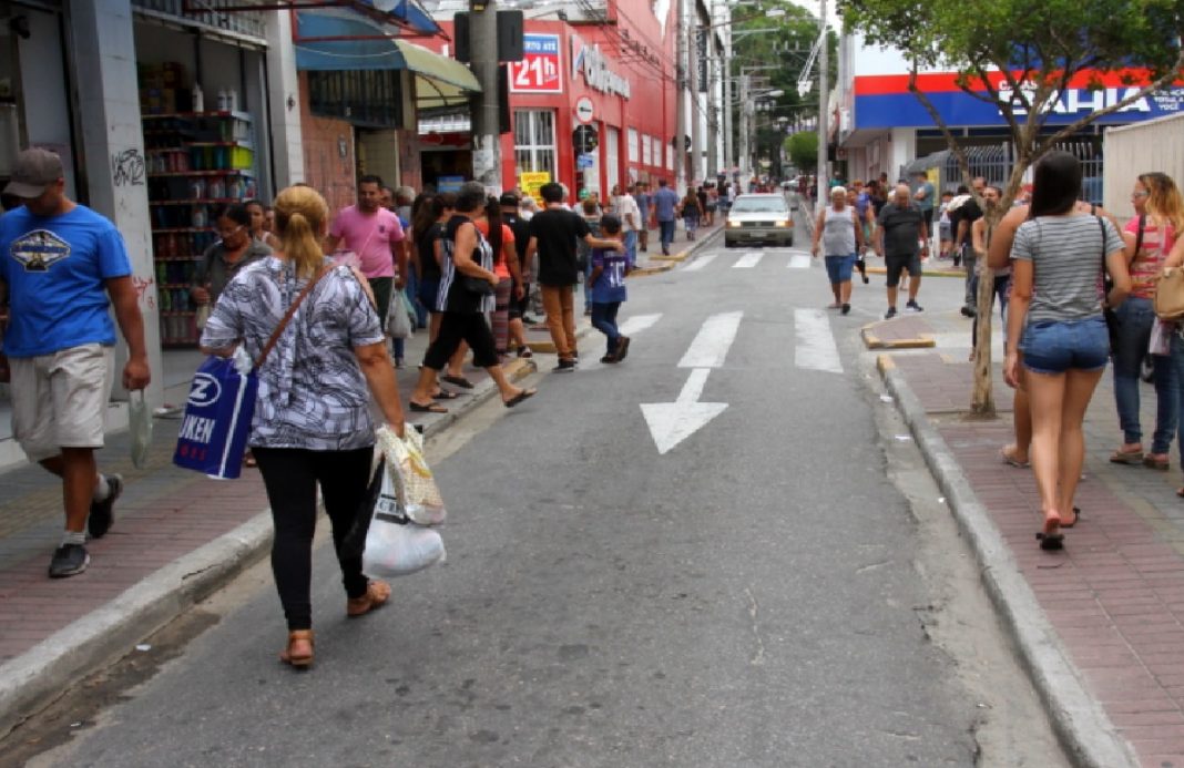 compras-de-natal-rua-acrisio-santana-no-centro-de-jacarei-esta-fechada-para-veiculos-ate-o-dia-24