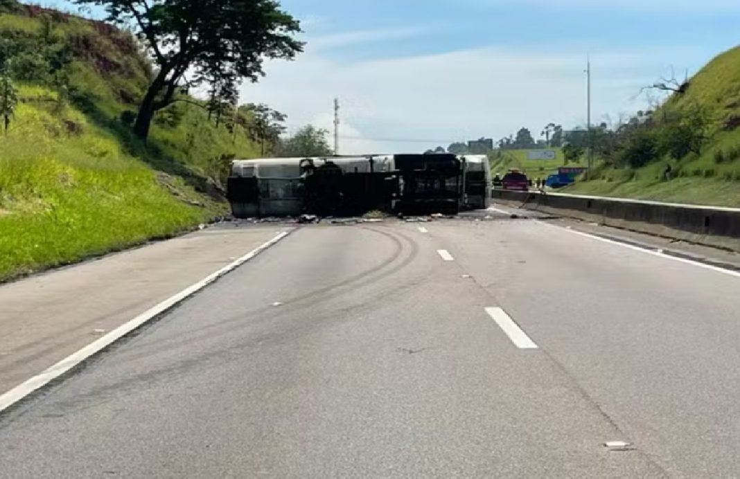 carreta-tomba-e-provoca-vazamento-de-combustivel-na-dutra-em-cacapava