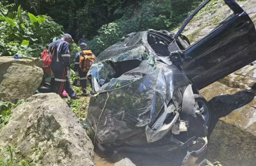 carro-com-4-turistas-cai-em-ribanceira-de-25-metros-na-cachoeira-dos-tres-tombos-em-ilhabela