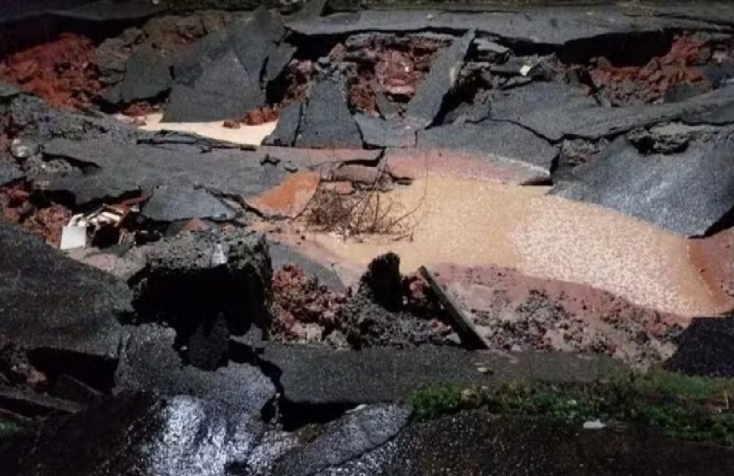 cratera-se-abre-em-avenida-no-bairro-estiva-durante-temporal-em-taubate