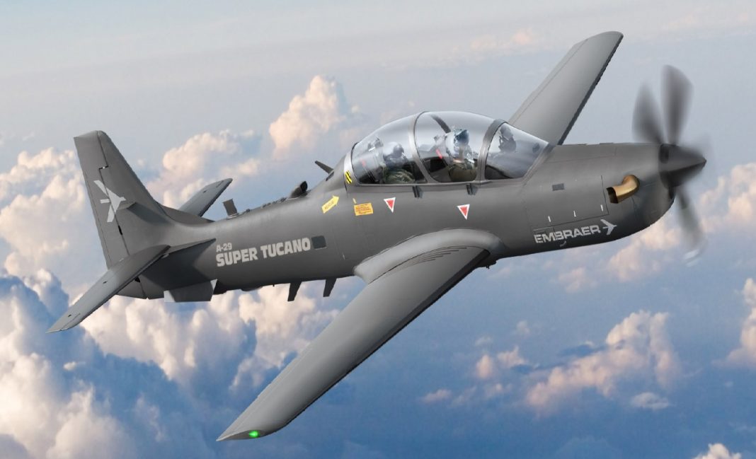 embraer-vende-quatro-aeronaves-a-29-super-tucano-para-cliente-na-africa-entenda-a-versatilidade-do-modelo