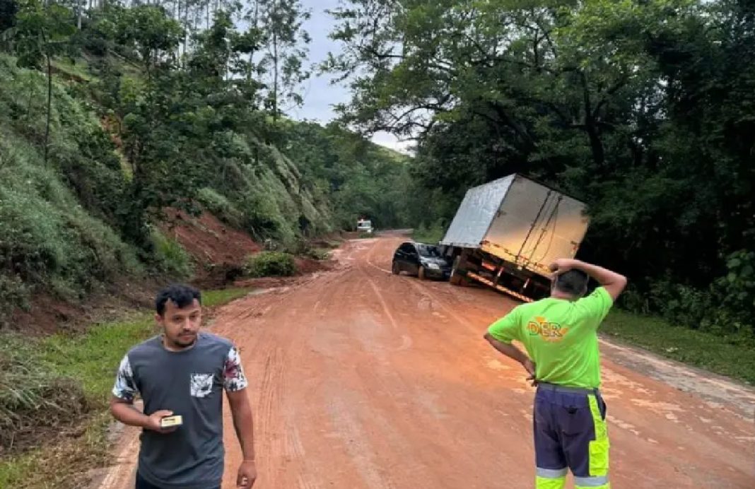 sp-50-enfrenta-riscos-apos-chuvas-intensas-lama-acidentes-e-obstrucoes-desafiam-motoristas