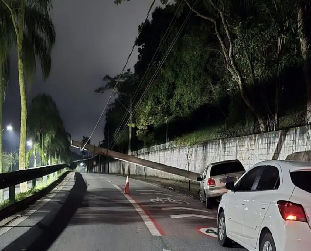 acidentes-no-urbanova-em-sao-jose-dos-campos-derrubam-dois-postes-durante-a-madrugada