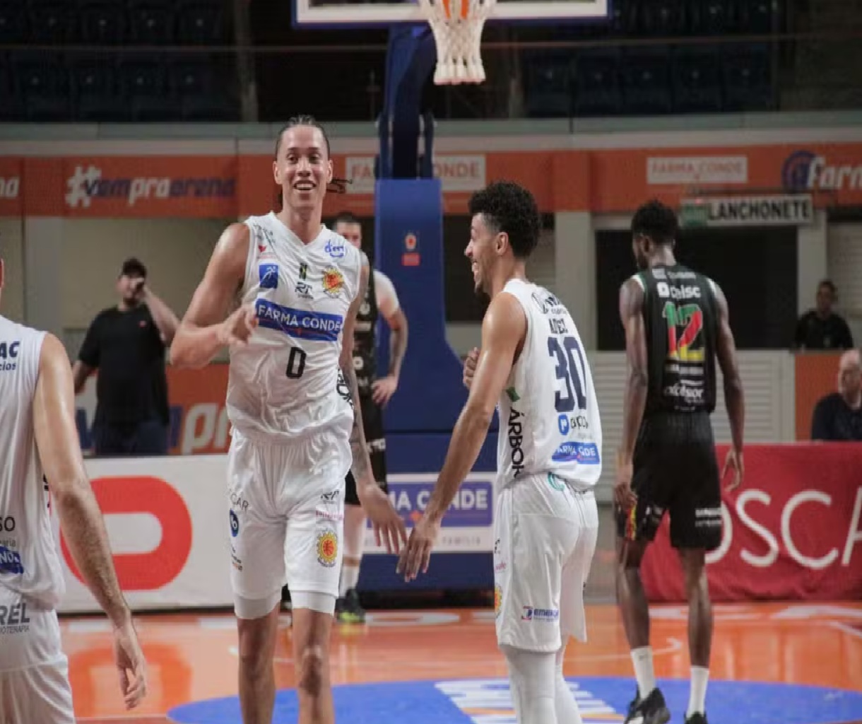 adyel-borges-e-douglas-dos-santos-representam-sao-jose-no-jogo-das-estrelas-do-nbb