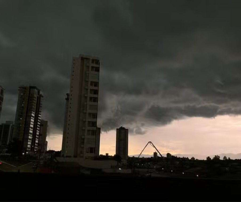 tempestade-intensa-assusta-o-vale-com-raios-e-alagamentos