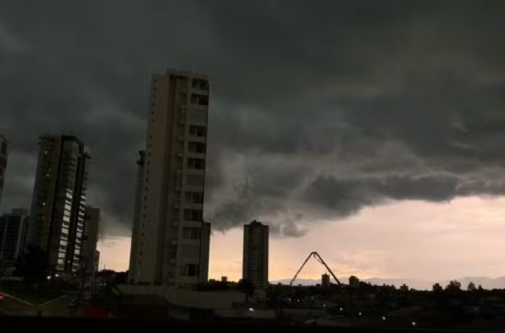 tempestade-intensa-assusta-o-vale-com-raios-e-alagamentos