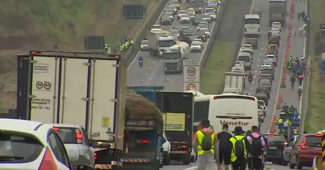 acidentes-complicam-transito-na-dutra-em-sao-jose-dos-campos