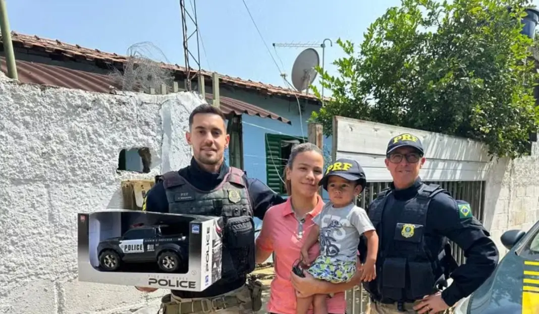 policiais-que-salvaram-bebe-engasgado-em-cacapava-tem-reencontro-emocionante-com-a-familia